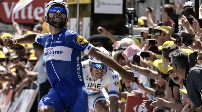 El ciclista colombiano llegó a la meta por delante de los favoritos a quedarse con el Tour