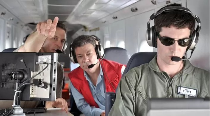 Juan Manuel Santos en vuelo oficial de la FAC