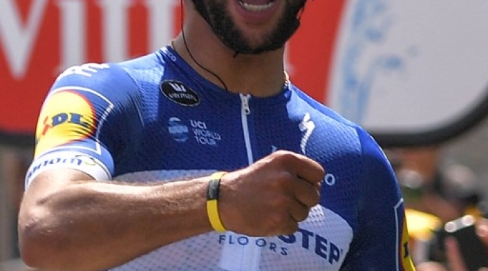 Fernando Gaviria logró la victoria en el esprint en Fontenay-le-Comte.