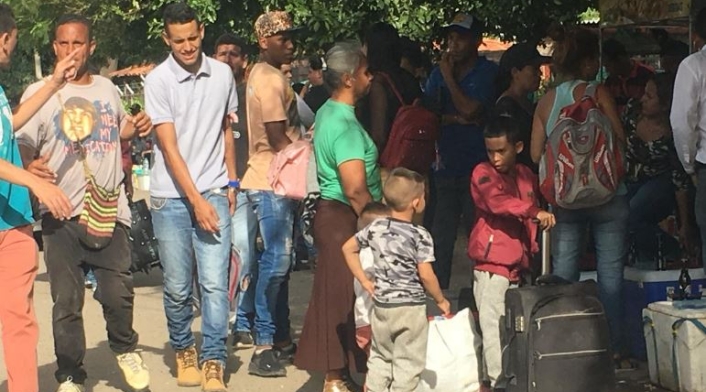Gente en la frontera entre Colombia y Venezuela