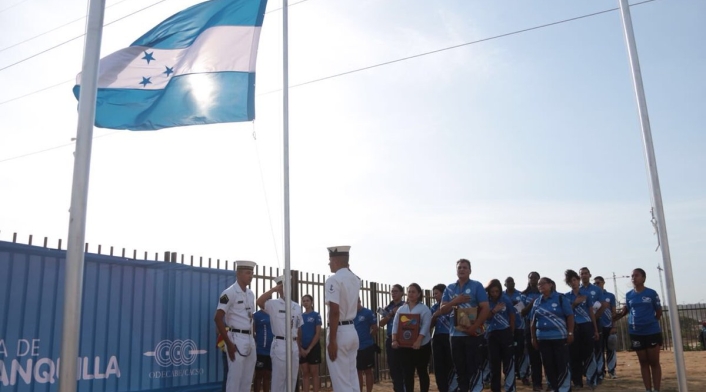 Delegación de Honduras izando bandera