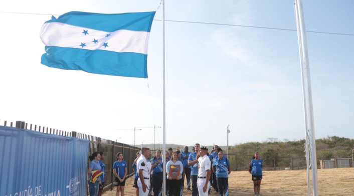 Bandera de Honduras izada durante presentación