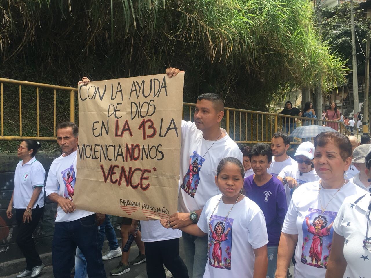Con el mensaje: "con la ayuda de Dios en La 13 la violencia no nos vence”, la comunidad recorrió las calles del Occidente de la ciudad.