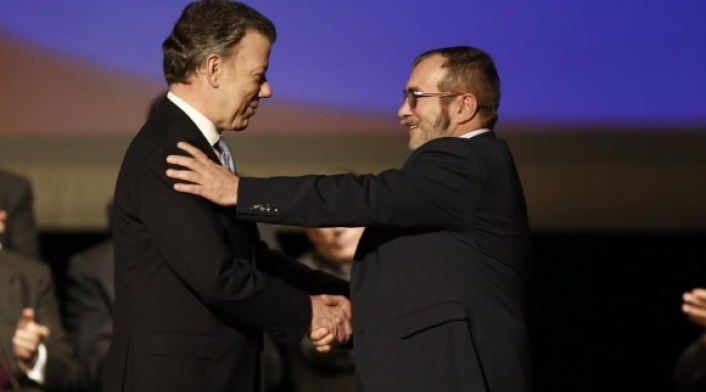 El primer mandatario firmó con Londoño los acuerdos de paz El primer mandatario firmó con Londoño los acuerdos de paz