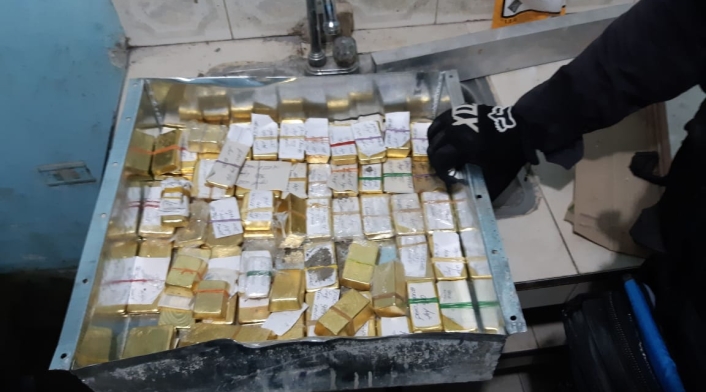 Caja metálica que contenía en total de 59 lingotes de oro, pertenecientes al clan del Golfo