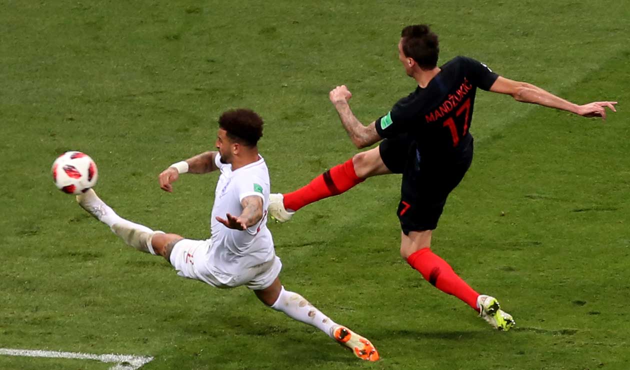 Mario Mandzukic intenta rematar ante la marca de Dele Ali