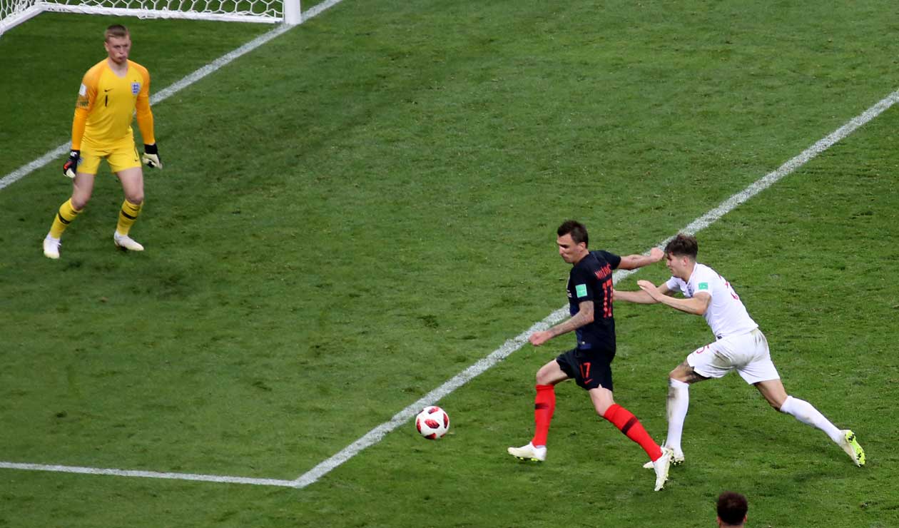 Mario Madnzukic frente al arco de Jordan Pickford para anotar el gol de la victoria 2-1