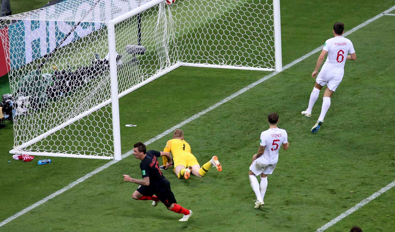 Mario Madnzukic frente al arco de Jordan Pickford celebra el gol de la victoria 2-1
