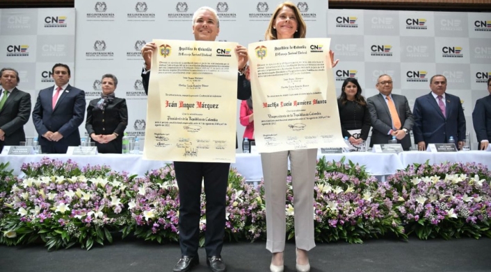 IVÁN DUQUE RECIBE CREDENCIAL DEL CNE