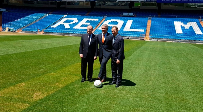 Iván Duque, en la grada del Santiago Bernabéu