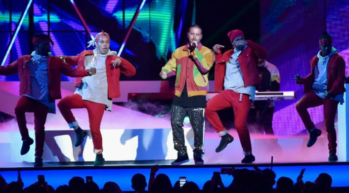 J Balvin interpretando X