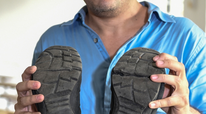 El profesor venezolano José Ibarra junto a sus viejos zapatos, en Caracas (Venezuela)