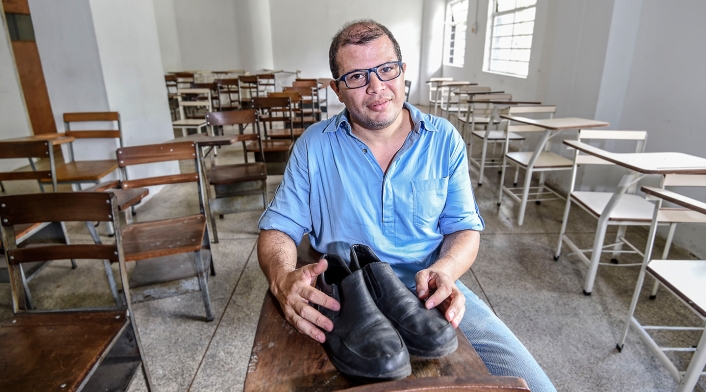 El profesor venezolano José Ibarra junto a sus viejos zapatos, en Caracas (Venezuela)