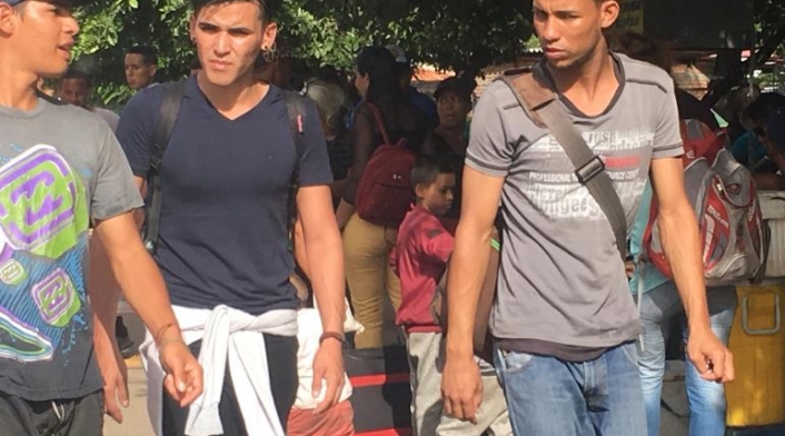Jóvenes en la frontera entre Colombia y Venezuela