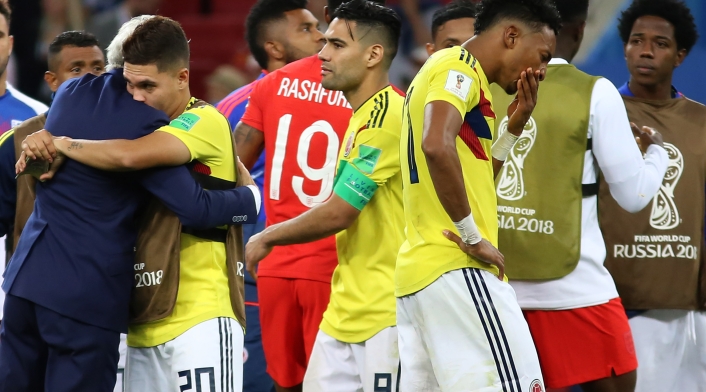 Juan Fernando Quintero abraza a Pékerman despúes de la eliminación del combinado nacional Juan Fernando Quintero abraza a Pékerman despúes de la eliminación del combinado nacional