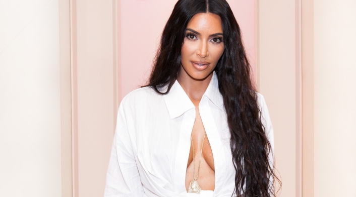 Kim Kardashian gana millonaria cifra con su nueva línea de perfumes