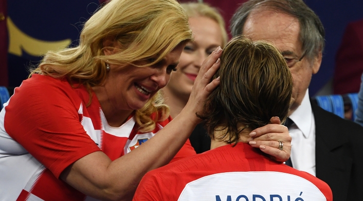 Kolinda Grabar-Kitarovic, presidenta de Croacia, en el Estadio Luzhniki de Moscú. Durante los actos siempre fue acompañada por Emmanuel Macron, presidente de Francia; por Gianni Infantino, presidente de la FIFA; y por Vladimir Putin, presidente de Francia.
