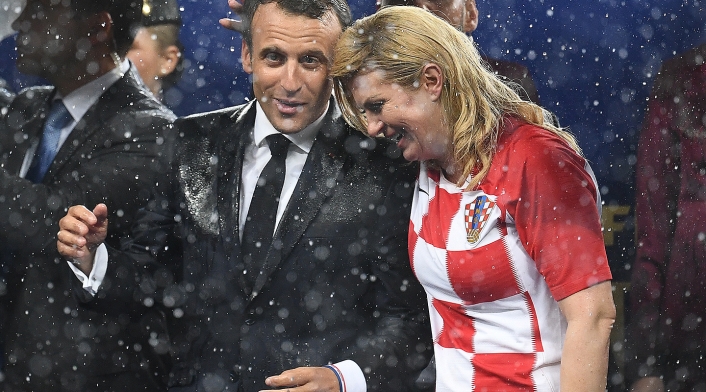 Kolinda Grabar-Kitarovic, presidenta de Croacia, en el Estadio Luzhniki de Moscú. Durante los actos siempre fue acompañada por Emmanuel Macron, presidente de Francia; por Gianni Infantino, presidente de la FIFA; y por Vladimir Putin, presidente de Francia.