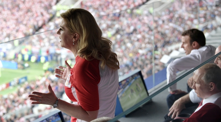Kolinda Grabar-Kitarovic, presidenta de Croacia, en el Estadio Luzhniki de Moscú. Durante los actos siempre fue acompañada por Emmanuel Macron, presidente de Francia; por Gianni Infantino, presidente de la FIFA; y por Vladimir Putin, presidente de Francia.