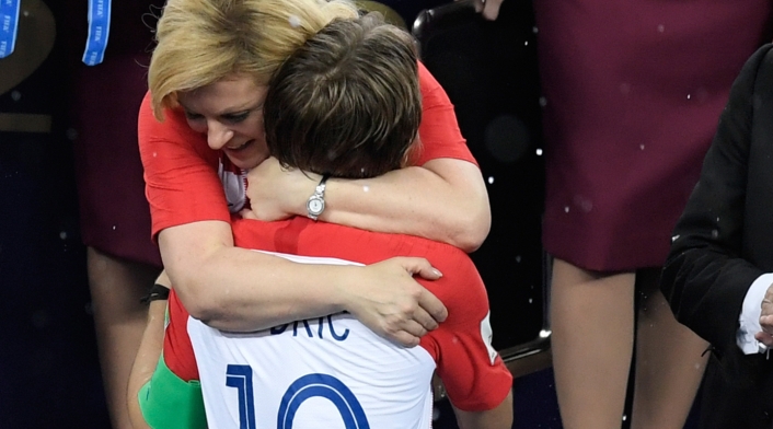 Kolinda Grabar-Kitarovic, presidenta de Croacia, en el Estadio Luzhniki de Moscú. Durante los actos siempre fue acompañada por Emmanuel Macron, presidente de Francia; por Gianni Infantino, presidente de la FIFA; y por Vladimir Putin, presidente de Francia.