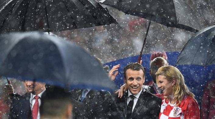 Kolinda Grabar-Kitarovic, presidenta de Croacia, en el Estadio Luzhniki de Moscú. Durante los actos siempre fue acompañada por Emmanuel Macron, presidente de Francia; por Gianni Infantino, presidente de la FIFA; y por Vladimir Putin, presidente de Francia.
