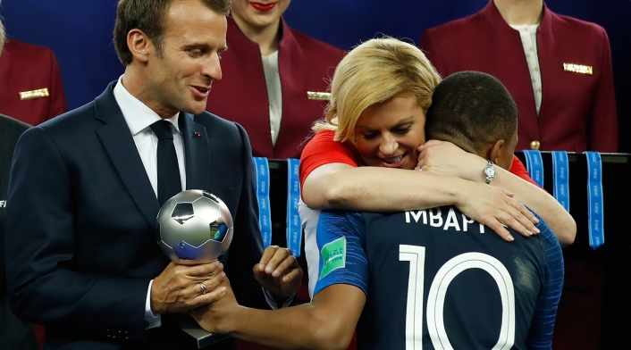 Kolinda Grabar-Kitarovic, presidenta de Croacia, en el Estadio Luzhniki de Moscú. Durante los actos siempre fue acompañada por Emmanuel Macron, presidente de Francia; por Gianni Infantino, presidente de la FIFA; y por Vladimir Putin, presidente de Francia.
