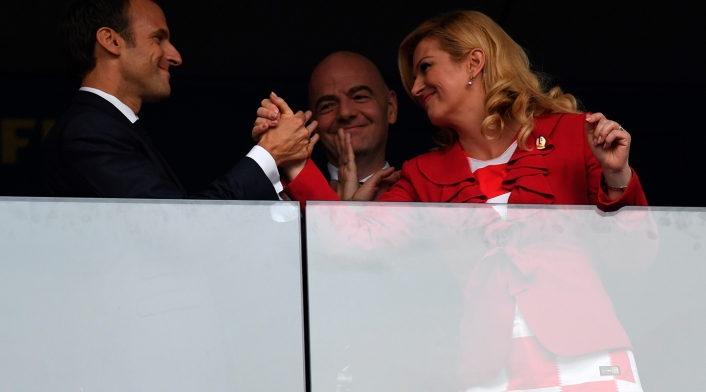 Kolinda Grabar-Kitarovic, presidenta de Croacia, en el Estadio Luzhniki de Moscú. Durante los actos siempre fue acompañada por Emmanuel Macron, presidente de Francia; por Gianni Infantino, presidente de la FIFA; y por Vladimir Putin, presidente de Francia.