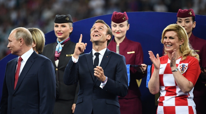 Kolinda Grabar-Kitarovic, presidenta de Croacia, en el Estadio Luzhniki de Moscú. Durante los actos siempre fue acompañada por Emmanuel Macron, presidente de Francia; por Gianni Infantino, presidente de la FIFA; y por Vladimir Putin, presidente de Francia.