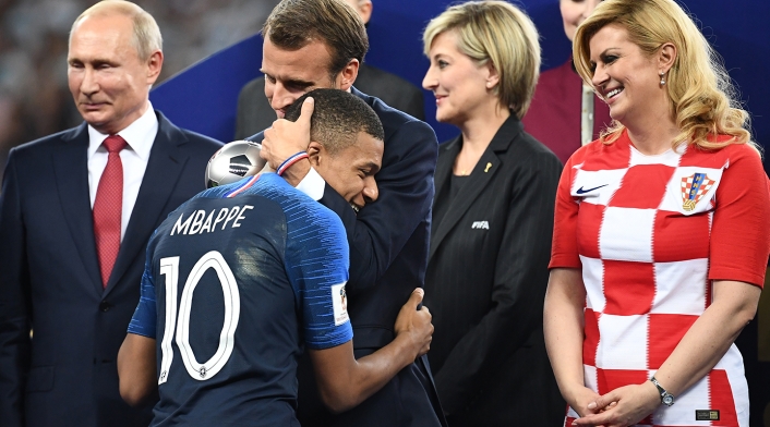 Kolinda Grabar-Kitarovic, presidenta de Croacia, en el Estadio Luzhniki de Moscú. Durante los actos siempre fue acompañada por Emmanuel Macron, presidente de Francia; por Gianni Infantino, presidente de la FIFA; y por Vladimir Putin, presidente de Francia.