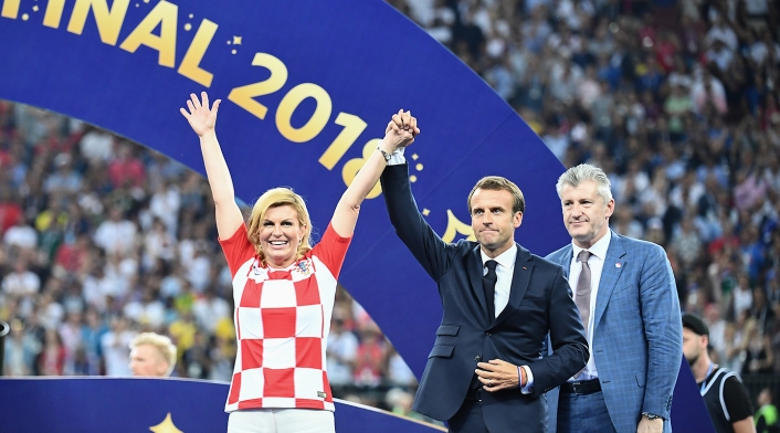 Kolinda Grabar-Kitarovic, presidenta de Croacia, en el Estadio Luzhniki de Moscú. Durante los actos siempre fue acompañada por Emmanuel Macron, presidente de Francia; por Gianni Infantino, presidente de la FIFA; y por Vladimir Putin, presidente de Francia.