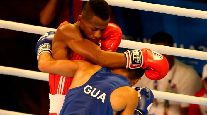 Dos pugilistas durante un combate en el inicio del boxeo en los Juegos Centroamericanos y del Caribe Barranquilla 2018