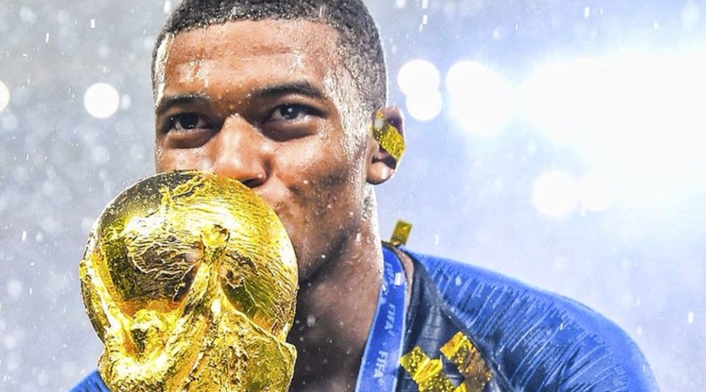 Kylian Mbappé besando la Copa del Mundo