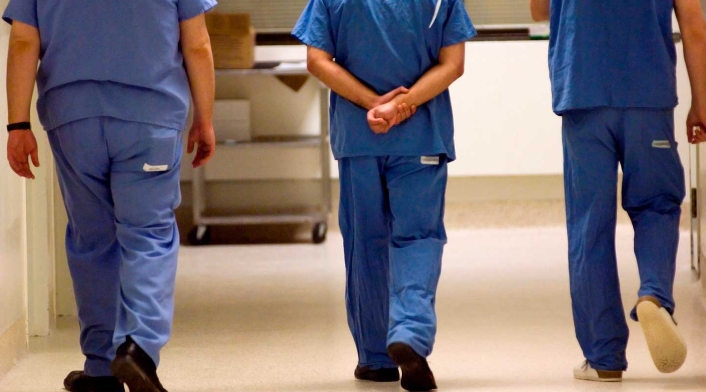 Médicos en hospital.