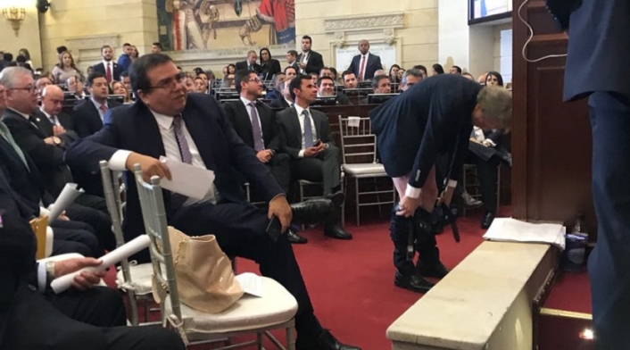 Antanas Mockus, en su insólita protesta al Congreso