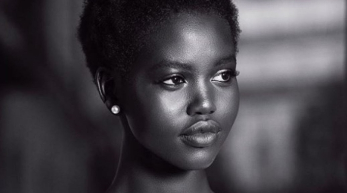 Chanel escoge a la modelo refugiada Adut Akech para su nueva campaña