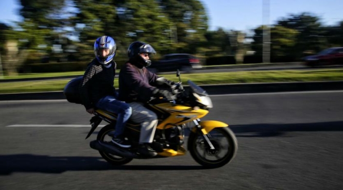 Ya no está prohibido el parrillero en moto en Cali. Parrillero en moto