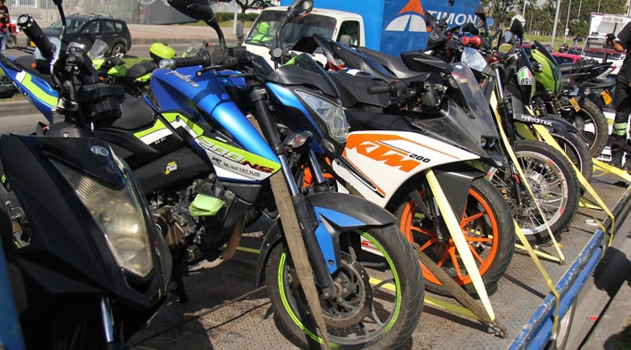 Varias motos en una grúa