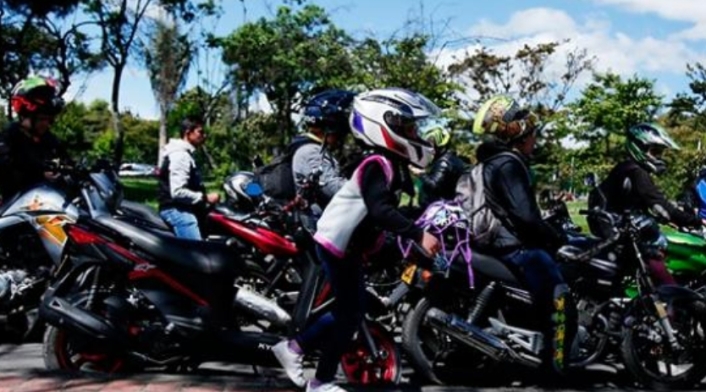 Fila de motociclistas