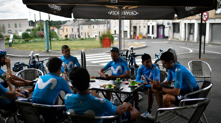 El Movistar Team descansando en Chemille-Melay (Francia), el 6 de julio de 2018