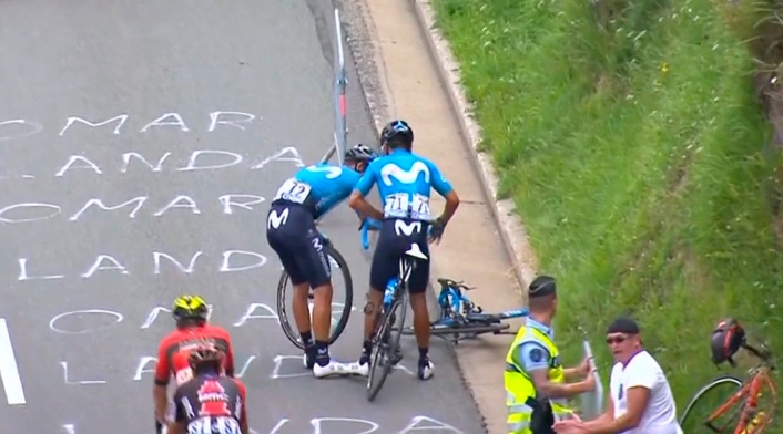 El pinchazo de Nairo Quintana en la parte final del Peyresourde. Andrey Amador le prestó su rueda rápidamente y el colombiano reemprendió la marcha