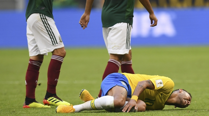 El astro brasilero ha sido criticado por exagerar las faltas en su contra El astro brasilero ha sido criticado por exagerar las faltas en su contra