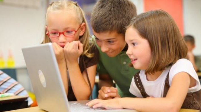 Niños en computador