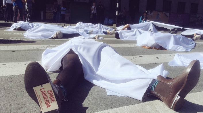 Envueltos en sábanas blancas y con el mensaje "Pare la Violencia", rechazaron homicidios en Medellín.