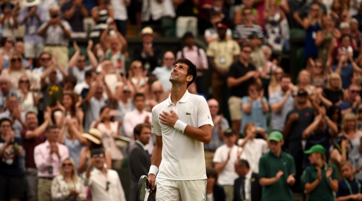 Novak Djokovic tras vencer a Rafael Nadal en Wimbledon