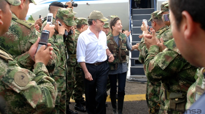 Juan Manuel Santos con Íngrid Betancourt en la Operación Jaque