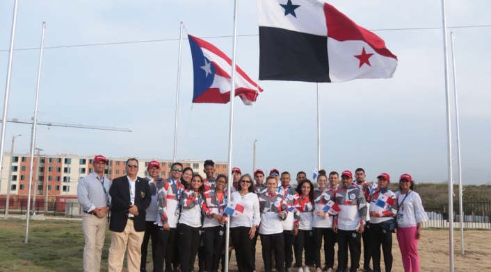 Delegación de Cuba izando la bandera