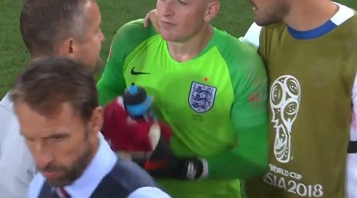 Durante la tanta de penales, Pickford siempre estuvo cerca de su botella de agua