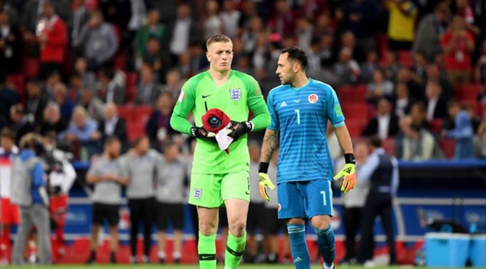 Durante la tanta de penales, Pickford siempre estuvo cerca de su botella de agua Durante la tanta de penales, Pickford siempre estuvo cerca de su botella de agua