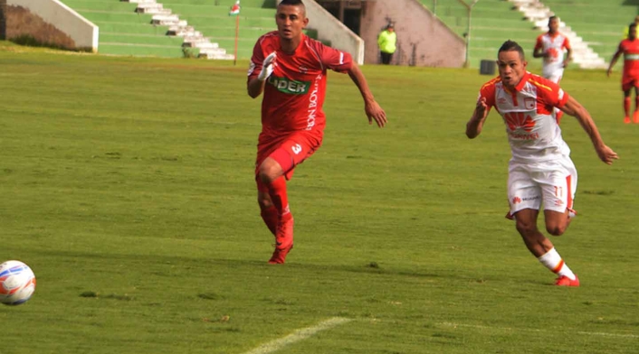 Malagón disputa el balón con Anderson Plata, delantero de Santa Fe Malagón disputa el balón con Anderson Plata, delantero de Santa Fe