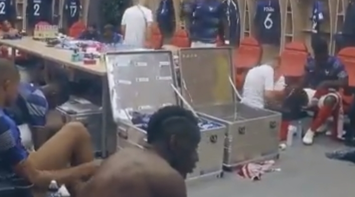 El momento en el que Pogba le habla a sus compañeros